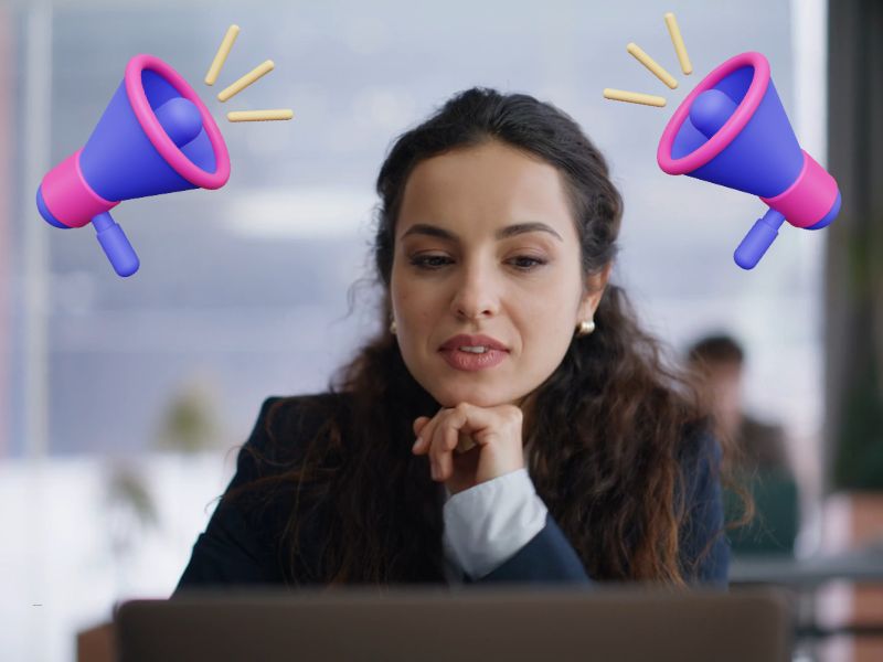 devojka obavlja promociju restorana na laptopu