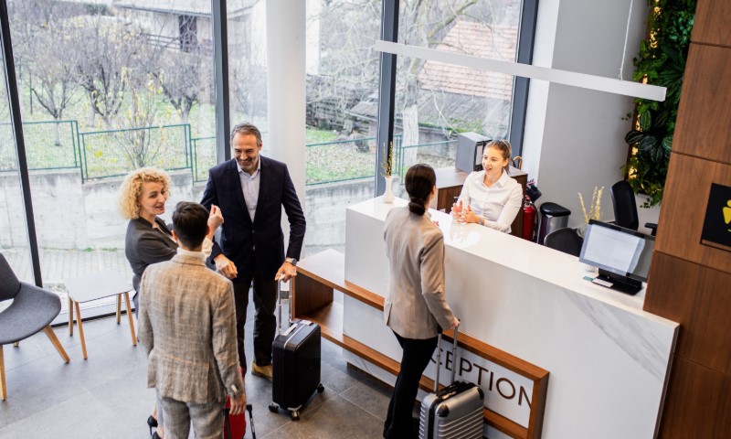 Gosti na recepciji u hotelu